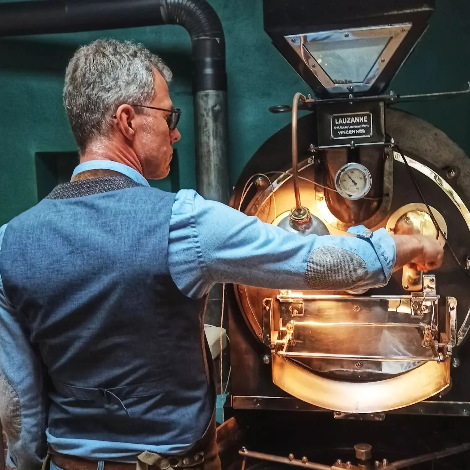 Mike devant sa machine