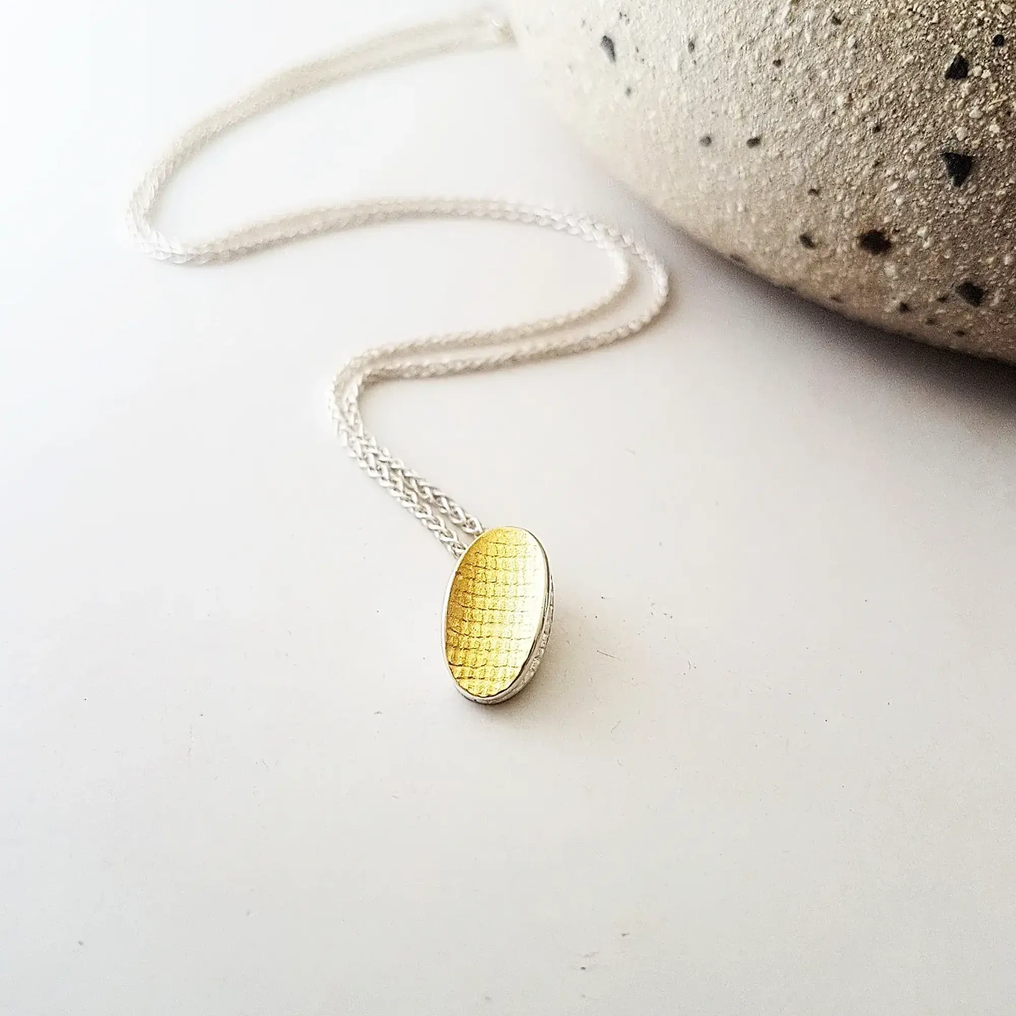 Détail de bijou signé Britta Brand