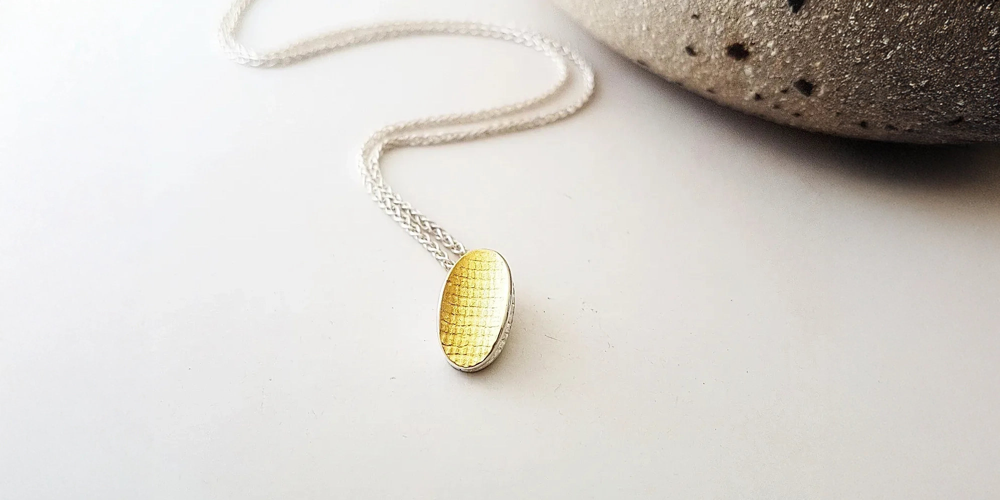 Détail de bijou signé Britta Brand