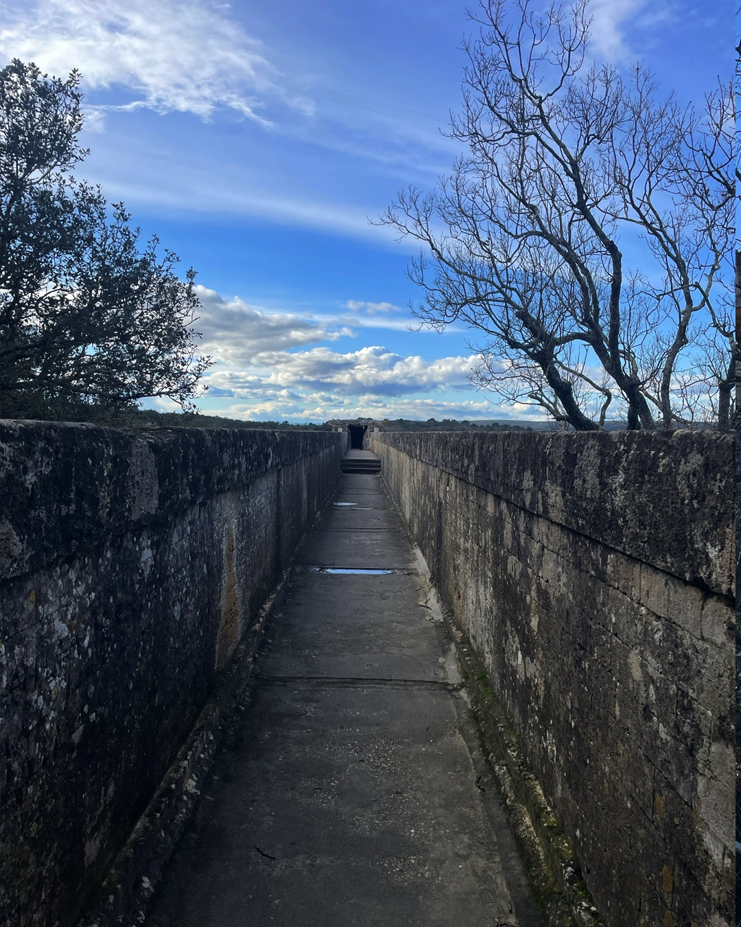 Détail des arches du Pont du Gard