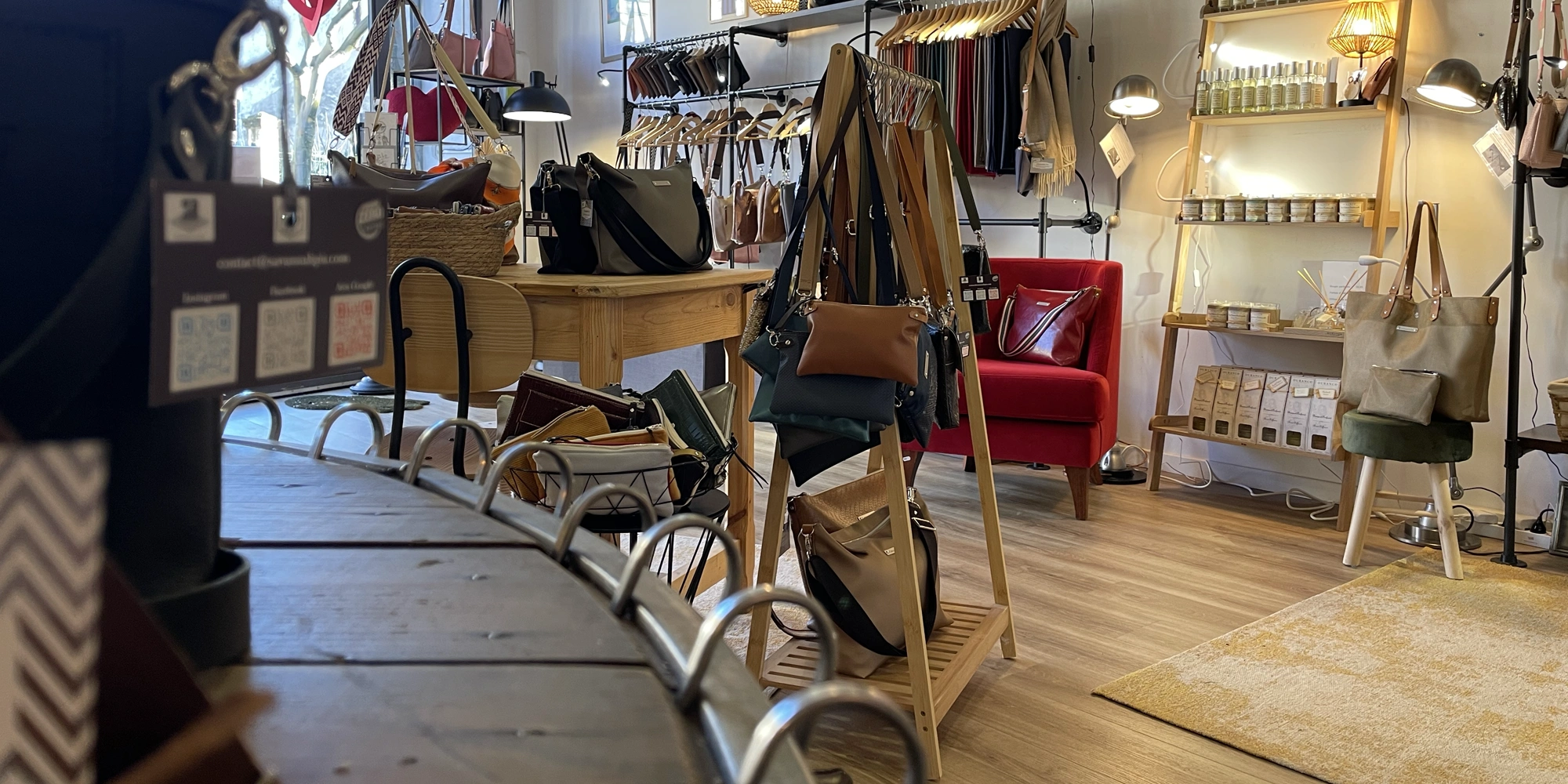 Créations de maroquinerie exposées dans l'atelier S'avannah Piu